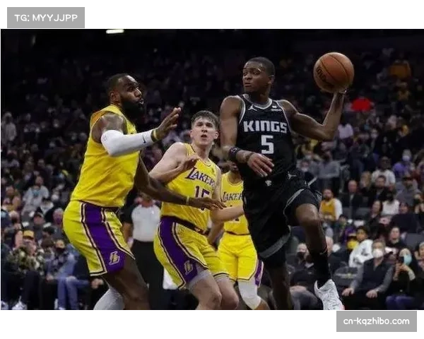 福克斯命中绝杀球后与詹姆斯合影:这是我拥有过最棒的照片之一 福克斯命中绝杀球后与詹姆斯合影:这是我拥有过最棒的照片之一